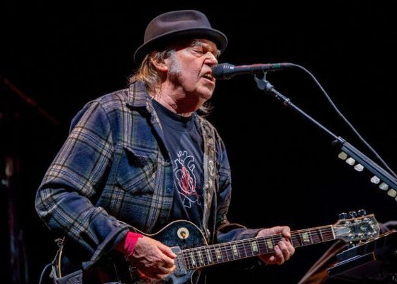 Neil Young discute con Spotify