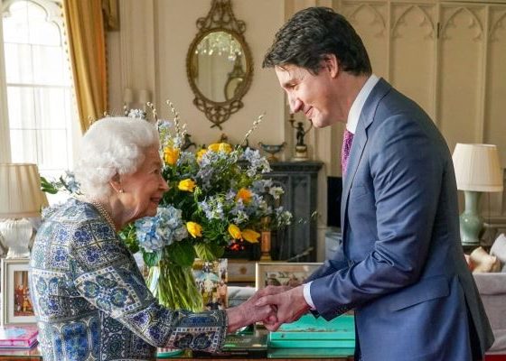 La reina Isabel reaparece junto a Justin Trudeau