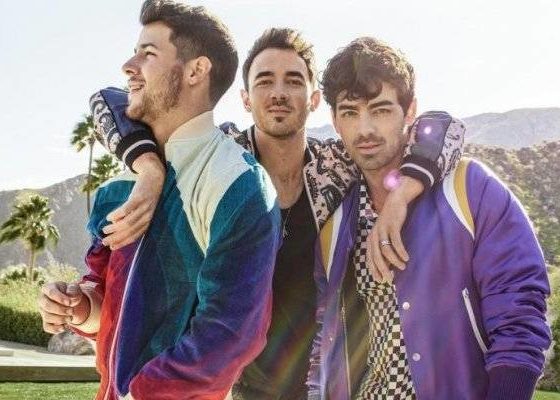 Jonas Brothers posponen concierto