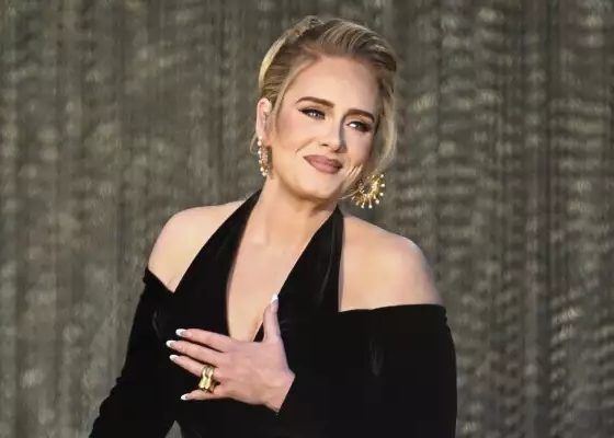 Adele confiesa infección en la piel